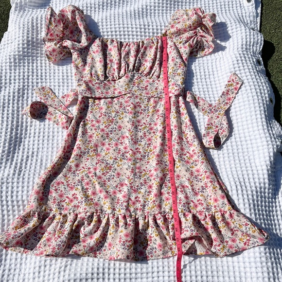 Flutter-Sleeve Garden Floral Dress with Apron Tie-Back - Picture 14 of 16